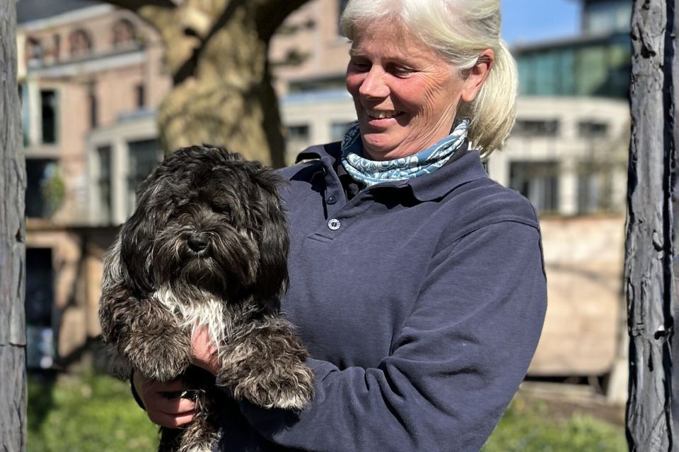 Een jonge hond in opleiding bij Park Zuiderhout